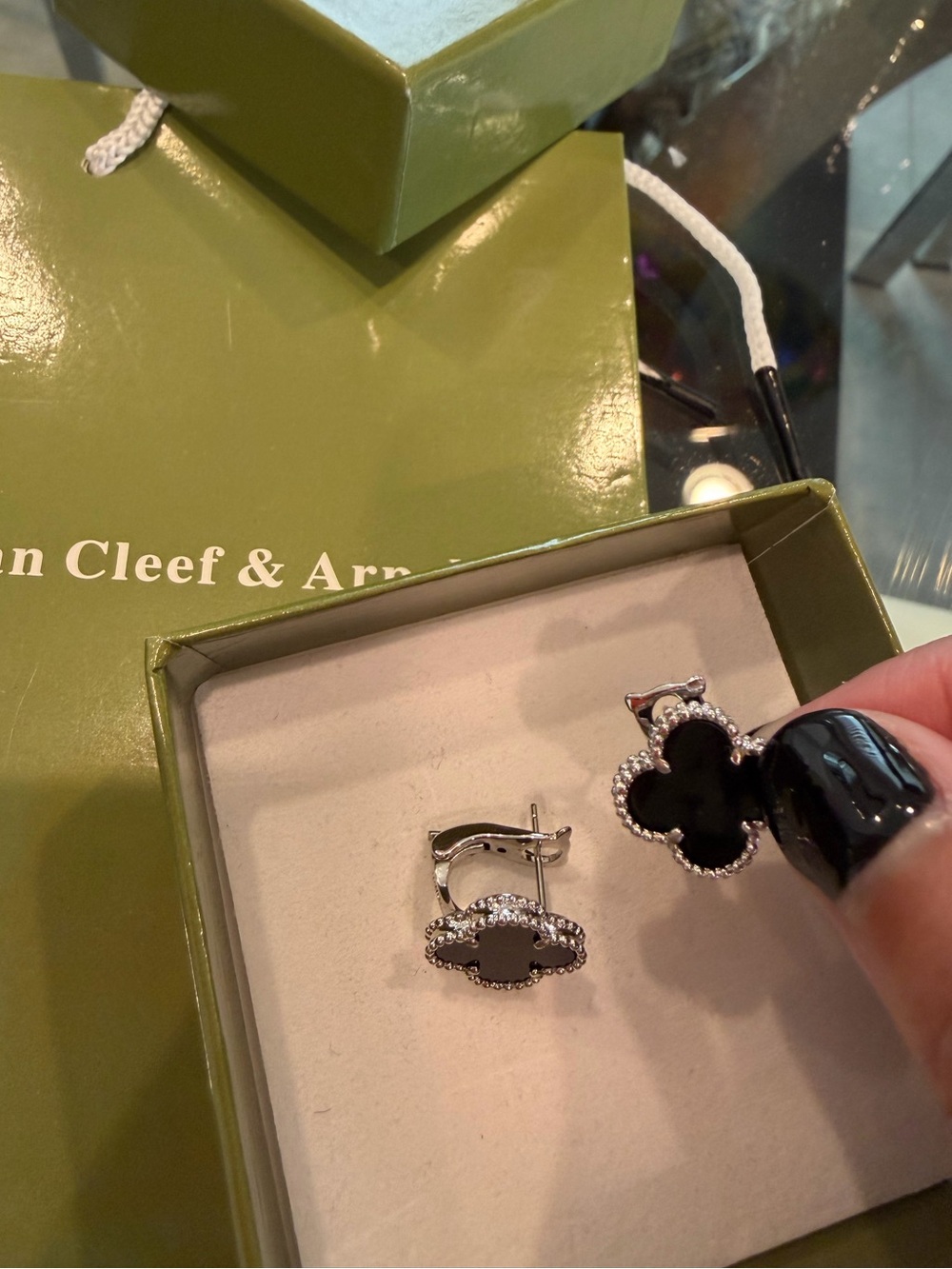 vc large earrings 🍀 - Picture 2 of 4